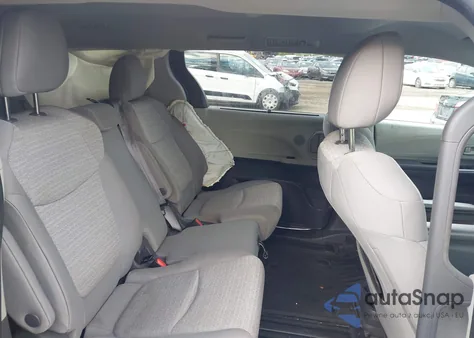 2021 Toyota Sienna Le z USA, uszkodzony, nr VIN 5TDKRKEC2MS033629